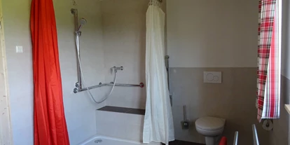 Rollstuhlgerechte Unterkunft - Baiersbronn - Großzügige Dusche und WC im Tageslichtbad, Duschhocker und unterfahrbares Waschbecken vorhanden - Mooshof