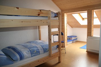 Rollstuhl-Urlaub: 2. Stock Kinderzimmer mit Stockbett - Demond , Ferienwohnungen "Bregblick" Wohnung "Bergahorn"