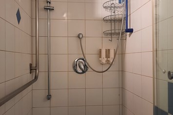 Rollstuhl-Urlaub: Duschbereich mit zwei verschiedenen Aufhängungen - Demond , Ferienwohnungen "Bregblick" Wohnung "Bergahorn"