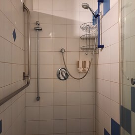 Rollstuhl-Urlaub: Duschbereich mit zwei verschiedenen Aufhängungen - Demond , Ferienwohnungen "Bregblick" Wohnung "Bergahorn"