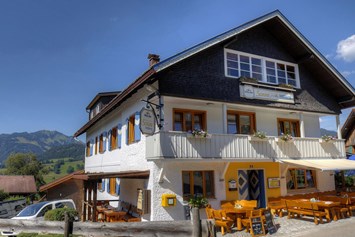 Rollstuhl-Urlaub: Hauptansicht Berggasthof Sonne mit Biergarten und im Hintergrund der Grünten der "Wächter des Allgäu" - Berggasthof Sonne Pflegehotel Allgäu