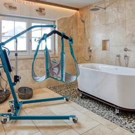 Rollstuhl-Urlaub: Badezimmer - Berggasthof Sonne Pflegehotel Allgäu