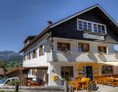 Rollstuhl-Urlaub: Hauptansicht Berggasthof Sonne mit Biergarten und im Hintergrund der Grünten der "Wächter des Allgäu" - Pflegehotel Allgäu