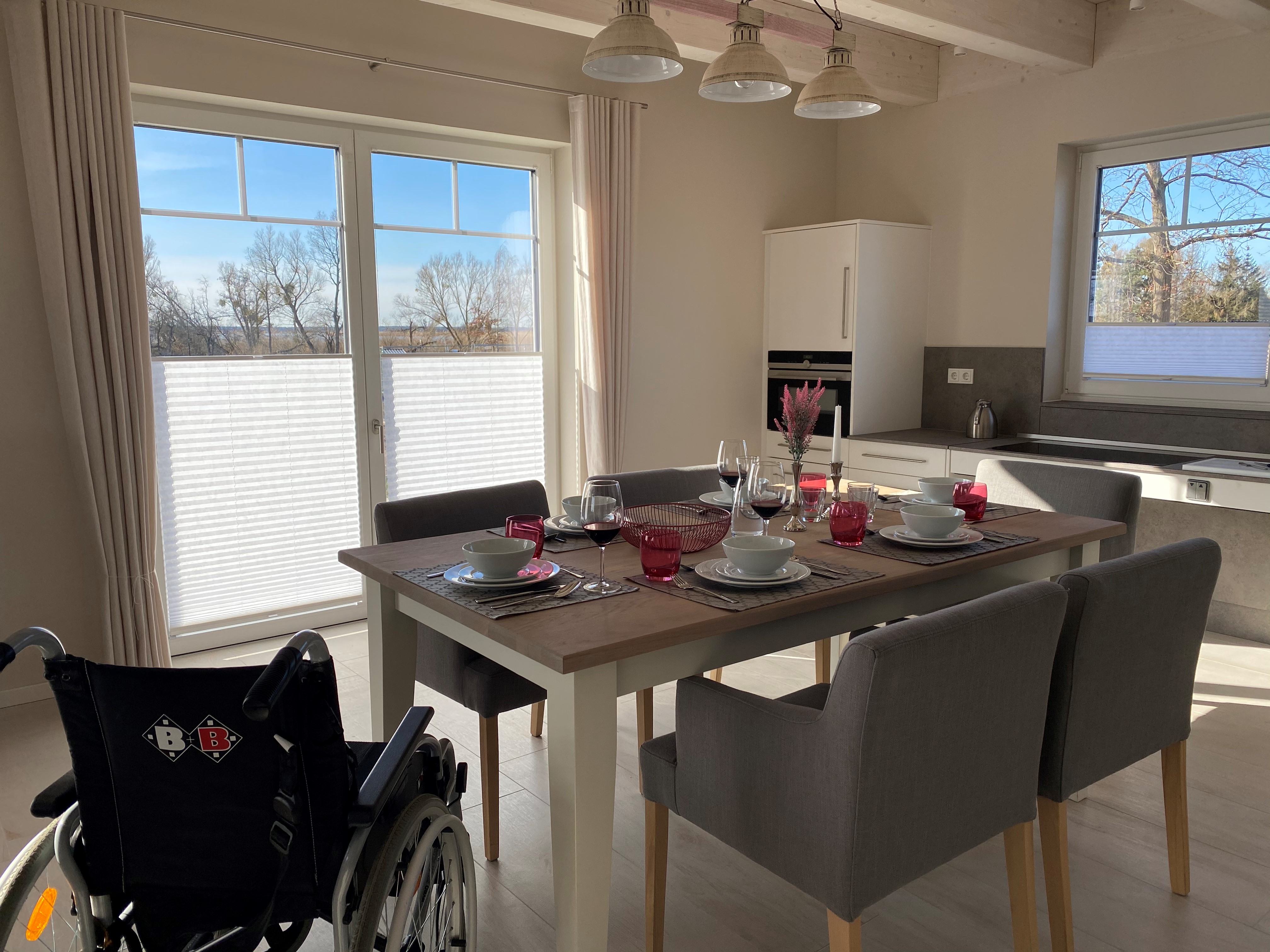 Rollstuhl-Urlaub: Esszimmertisch und Küche - Bei Jana