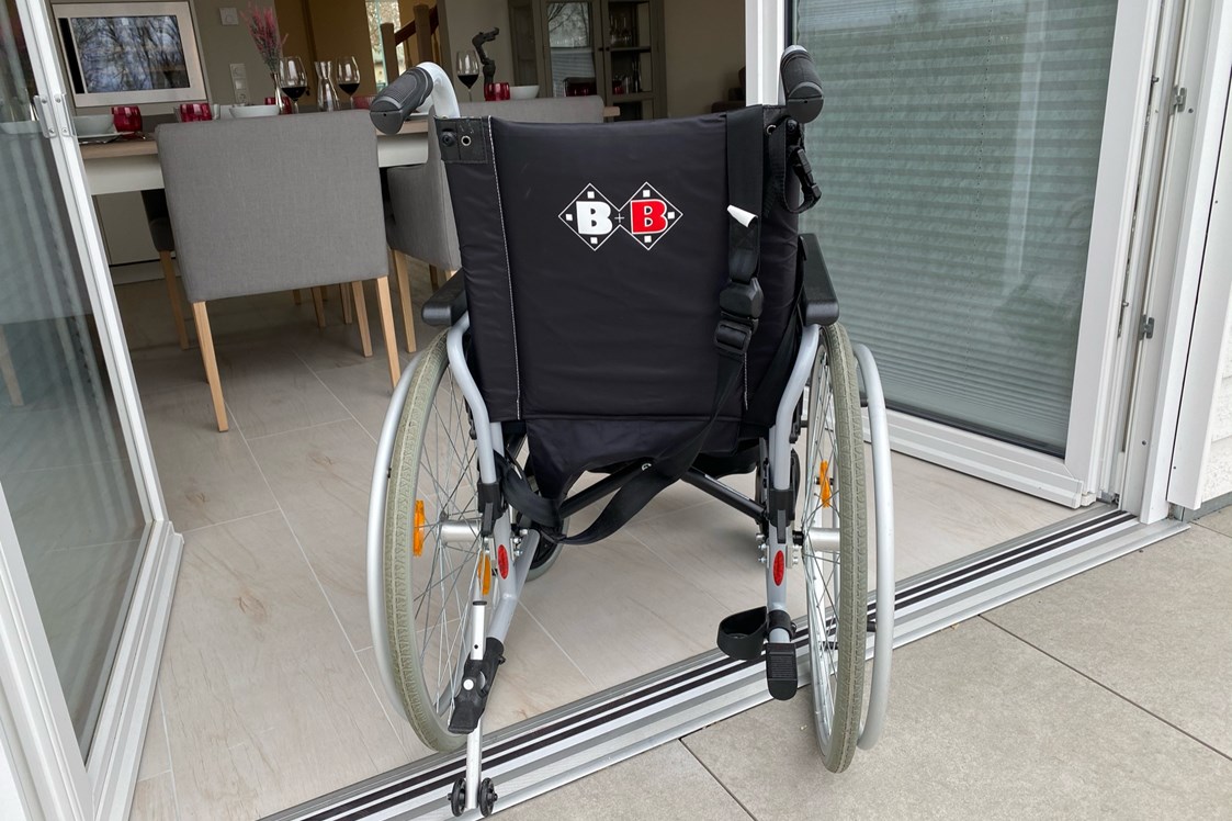 Rollstuhl-Urlaub: Haustür und Terrassentüren mit Nullschwellen von Alumat - Resort Stettiner Haff