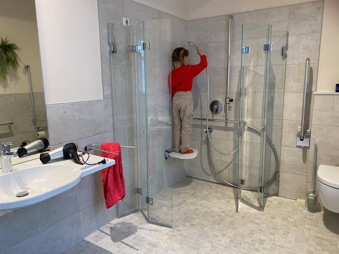 Rollstuhl-Urlaub: Badezimmer - Barrierefreie Ausstattung im Detail bei Anfrage - Resort Stettiner Haff