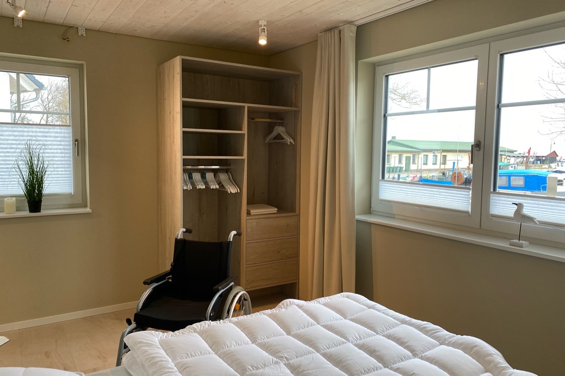 Rollstuhl-Urlaub: Barrierefreies Schlafzimmer mit höhenverstellbaren Lattenrost  - Resort Stettiner Haff