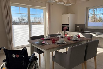 Rollstuhl-Urlaub: Esszimmertisch und Küche - Resort Stettiner Haff