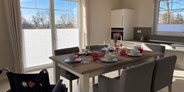 Rollstuhlgerechte Unterkunft - Meer - Esszimmertisch und Küche - Resort Stettiner Haff