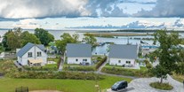 Rollstuhlgerechte Unterkunft - Vorpommern - 3 Ferienhäuser am Hafen (weitere 2 Häuser mit Blick auf den Neuwarper See) und Spielplatz
Barrierefreie Zuwegung - Resort Stettiner Haff
