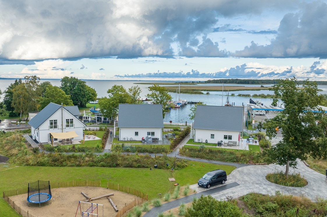 Rollstuhl-Urlaub: 3 Ferienhäuser am Hafen (weitere 2 Häuser mit Blick auf den Neuwarper See) und Spielplatz
Barrierefreie Zuwegung - Resort Stettiner Haff
