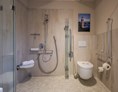 Rollstuhl-Urlaub: Eines der barrierefreien Badezimmer - Resort Stettiner Haff