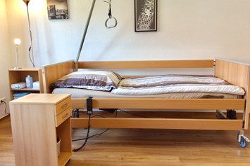 Rollstuhl-Urlaub: Pflegebett - Ferienhaus am LEWITZrand