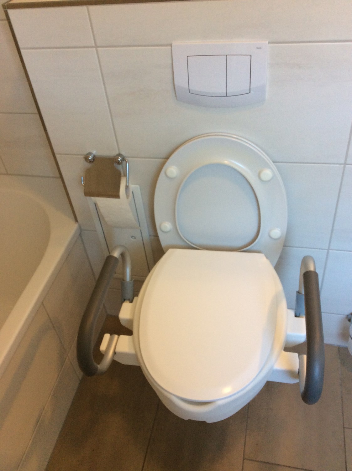 Rollstuhl-Urlaub: Bei Bedarf mit Toiletten Griffen  - Ferienhaus am LEWITZrand