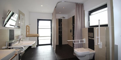 Rollstuhlgerechte Unterkunft - Unterkunftsart: Ferienhaus - Pflegebad Erdgeschoss: Duschliege und versch. Dusch-/Toilettenstühle vorhanden - DAS schwerstbehindertengerechte "Haus Felix" - 5-Sterne