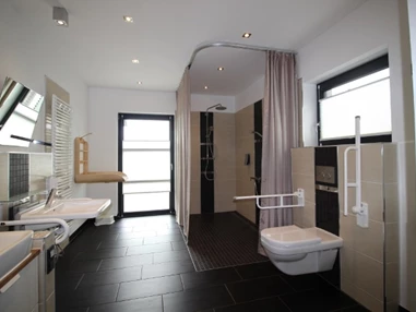 Rollstuhl-Urlaub: Pflegebad Erdgeschoss: Duschliege und versch. Dusch-/Toilettenstühle vorhanden - DAS schwerstbehindertengerechte "Haus Felix" - 5-Sterne