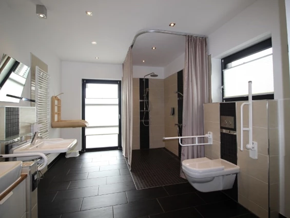 Rollstuhl-Urlaub: Pflegebad Erdgeschoss: Duschliege und versch. Dusch-/Toilettenstühle vorhanden - DAS schwerstbehindertengerechte "Haus Felix" - 5-Sterne
