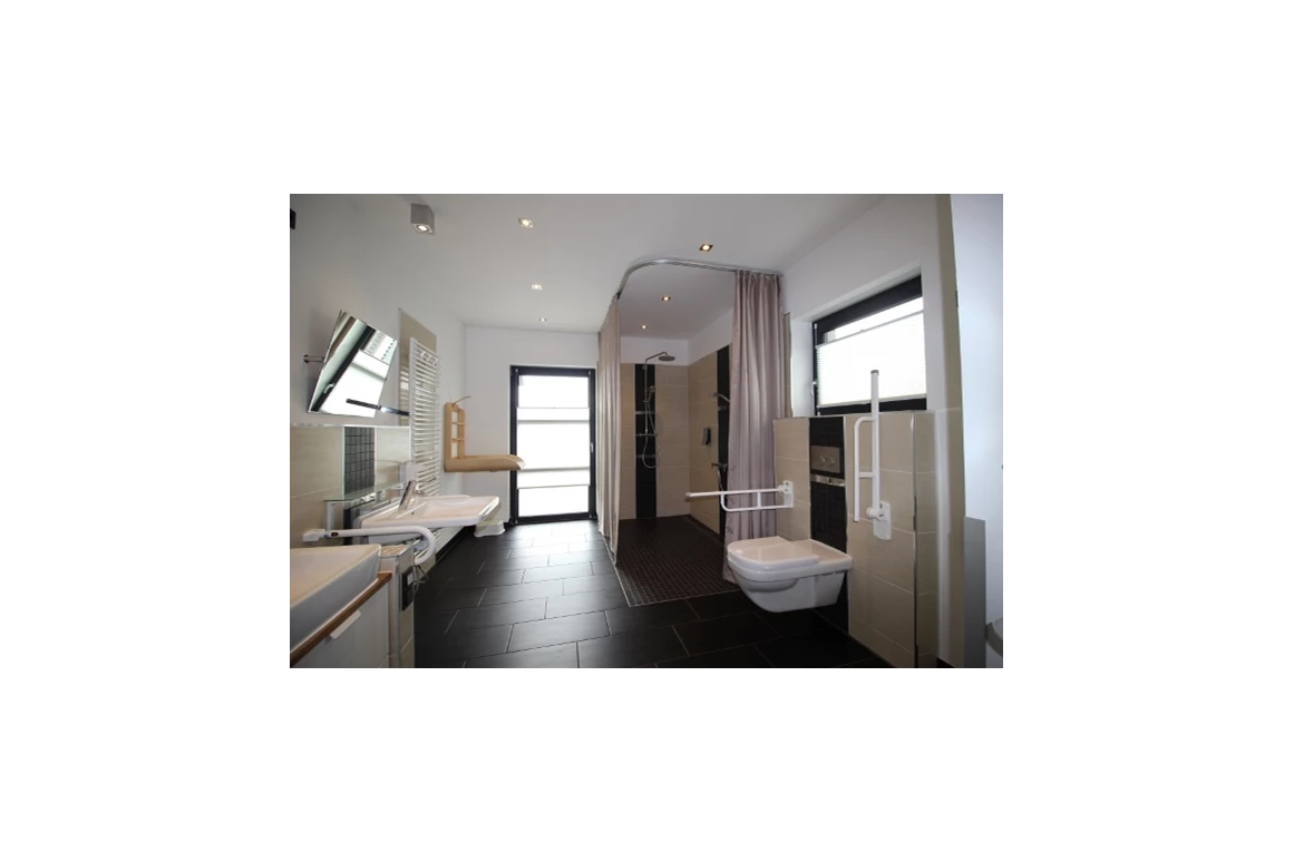 Rollstuhl-Urlaub: Pflegebad Erdgeschoss: Duschliege und versch. Dusch-/Toilettenstühle vorhanden - DAS schwerstbehindertengerechte "Haus Felix" - 5-Sterne