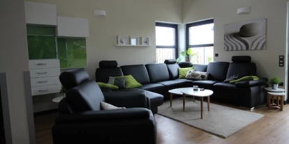 Rollstuhlgerechte Unterkunft - Unterkunftsart: Ferienhaus - Wohnzimmer Erdgeschoss: mit großem Fernseher und PS3 - Kaminofen aus Küche und Wohnzimmer einsehbar. - DAS schwerstbehindertengerechte "Haus Felix" - 5-Sterne