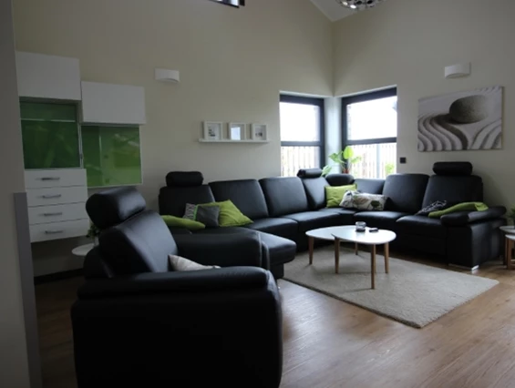 Rollstuhl-Urlaub: Wohnzimmer Erdgeschoss: mit großem Fernseher und PS3 - Kaminofen aus Küche und Wohnzimmer einsehbar. - DAS schwerstbehindertengerechte "Haus Felix" - 5-Sterne