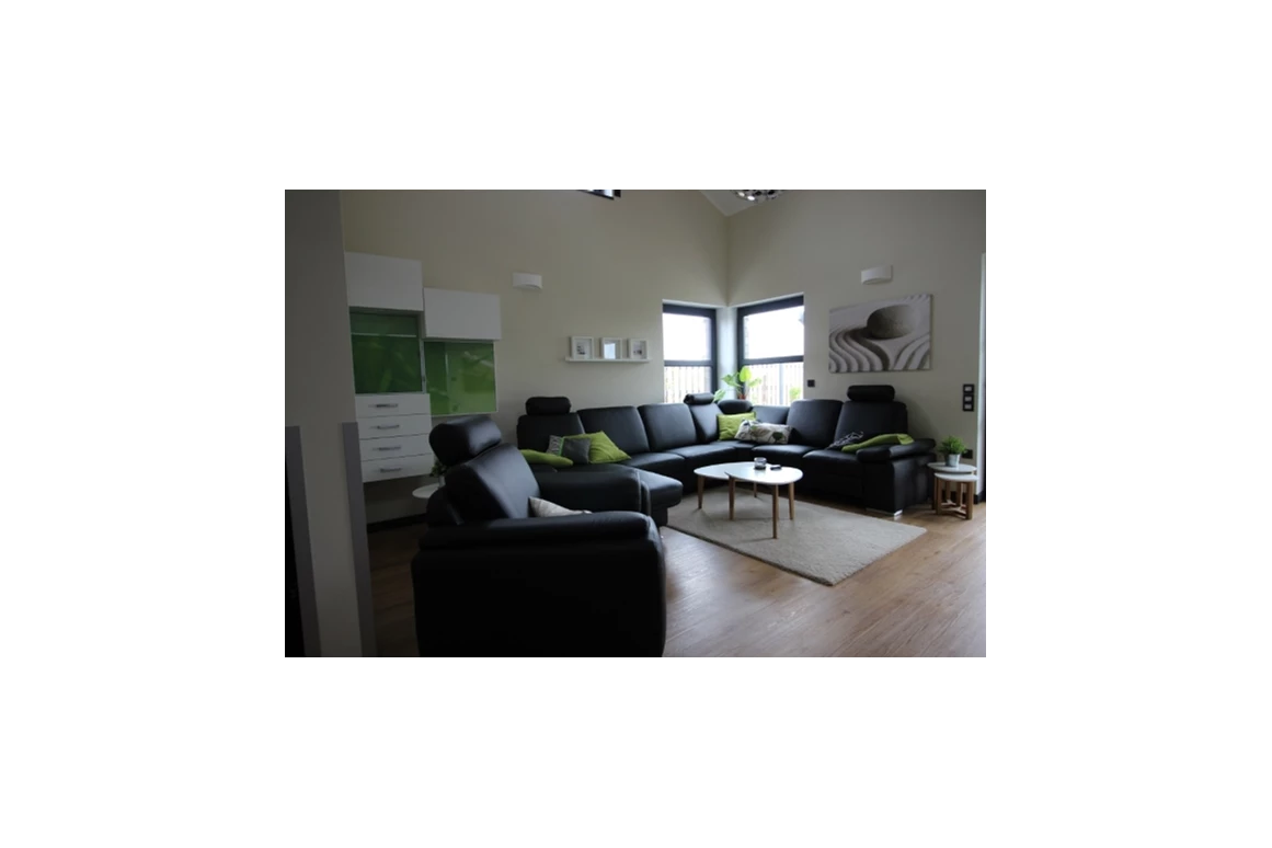 Rollstuhl-Urlaub: Wohnzimmer Erdgeschoss: mit großem Fernseher und PS3 - Kaminofen aus Küche und Wohnzimmer einsehbar. - DAS schwerstbehindertengerechte "Haus Felix" - 5-Sterne