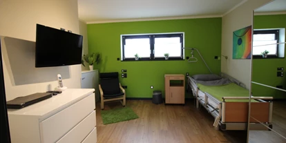 Rollstuhlgerechte Unterkunft - Unterkunftsart: Ferienhaus - Pflegezimmer Erdgeschoss: mit elektrischem Pflegebett und Zusatzbett für Pflegepersonen. - DAS schwerstbehindertengerechte "Haus Felix" - 5-Sterne