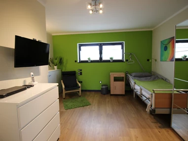 Rollstuhl-Urlaub: Pflegezimmer Erdgeschoss: mit elektrischem Pflegebett und Zusatzbett für Pflegepersonen. - DAS schwerstbehindertengerechte "Haus Felix" - 5-Sterne