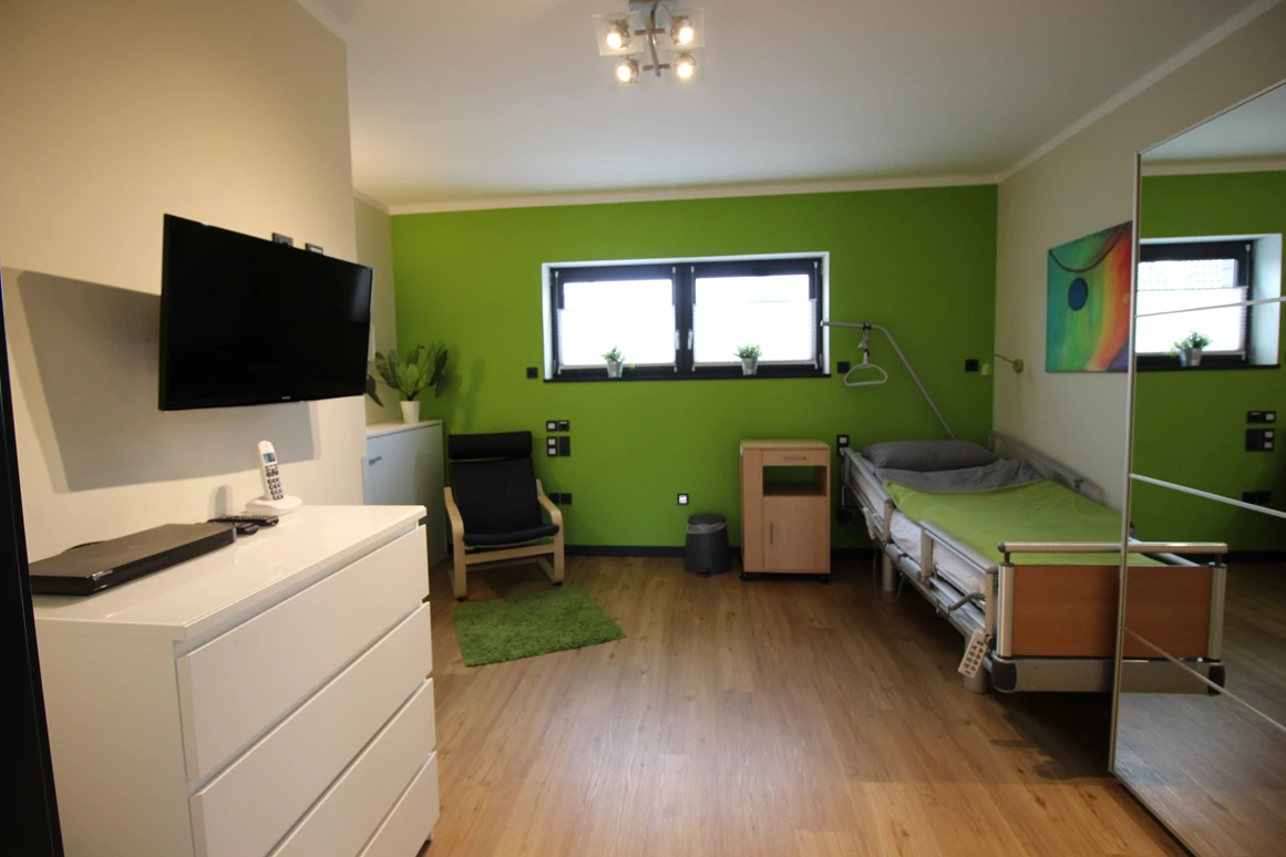 Rollstuhl-Urlaub: Pflegezimmer Erdgeschoss: mit elektrischem Pflegebett und Zusatzbett für Pflegepersonen. - DAS schwerstbehindertengerechte "Haus Felix" - 5-Sterne