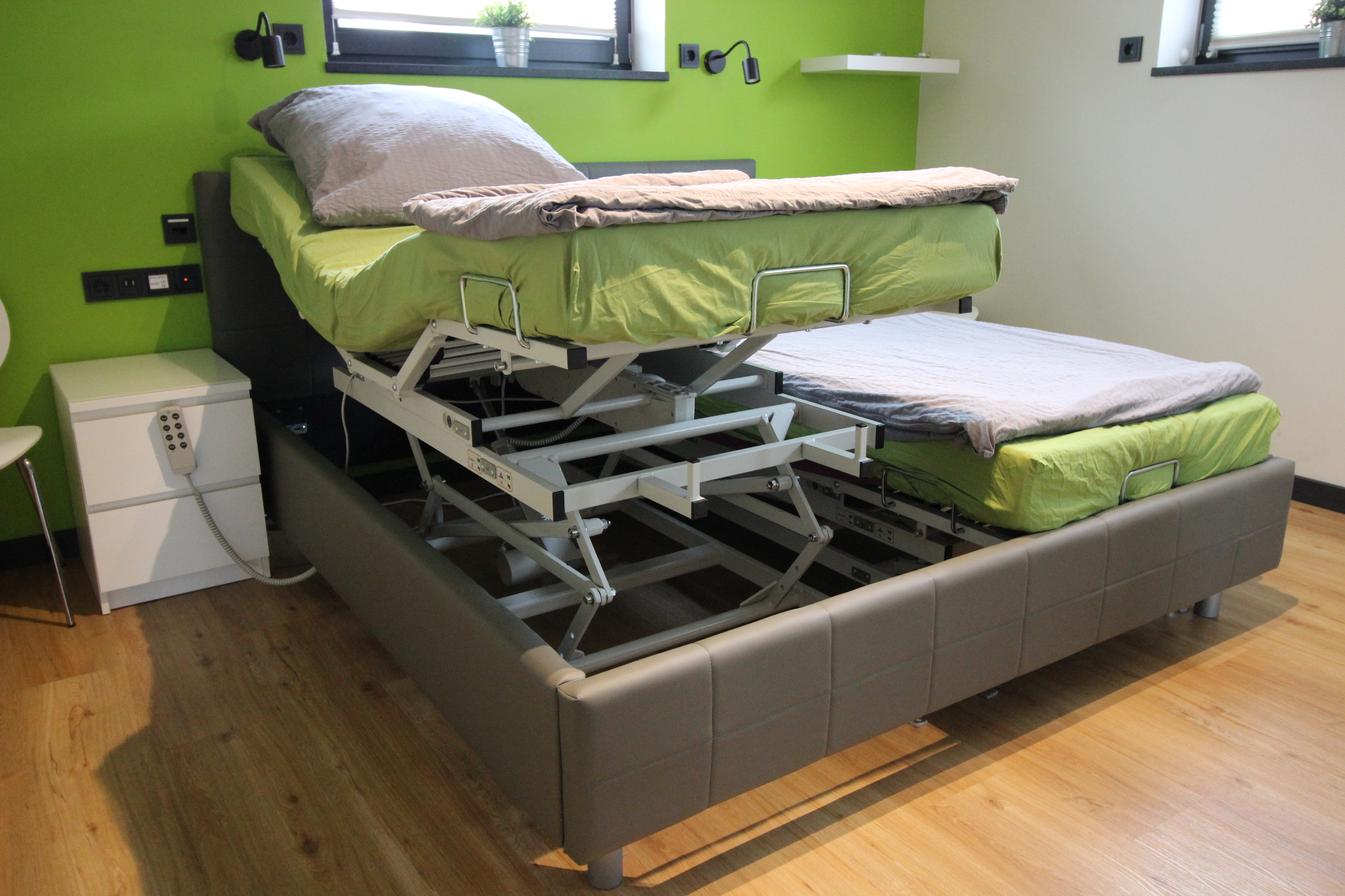 Rollstuhl-Urlaub: Schlafzimmer Erdgeschoss: 2 unterfahrbare Einlegerahmen mit Weichlagerungsmatratzen. - DAS schwerstbehindertengerechte "Haus Felix" - 5-Sterne