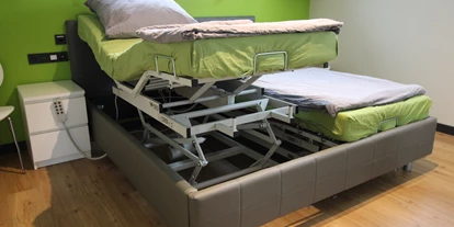 Rollstuhlgerechte Unterkunft - Unterkunftsart: Ferienhaus - Schlafzimmer Erdgeschoss: 2 unterfahrbare Einlegerahmen mit Weichlagerungsmatratzen. - DAS schwerstbehindertengerechte "Haus Felix" - 5-Sterne