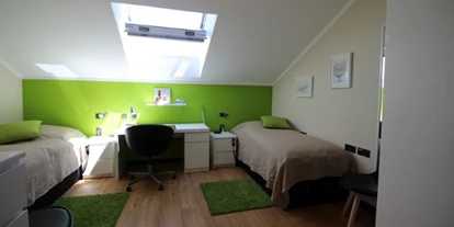 Rollstuhlgerechte Unterkunft - Unterkunftsart: Ferienhaus - Schlafzimmer Obergeschoss: elektrisch verstellbare Boxspringbetten - DAS schwerstbehindertengerechte "Haus Felix" - 5-Sterne
