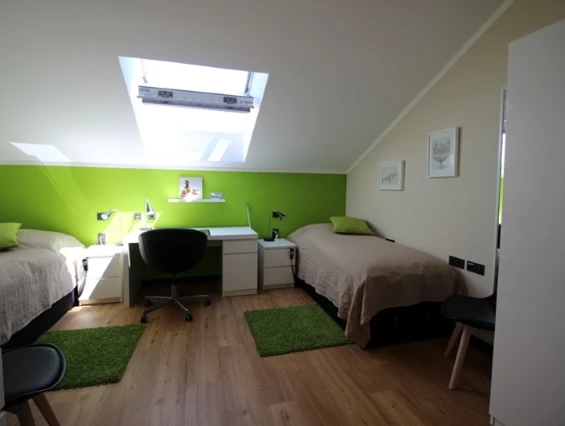 Rollstuhl-Urlaub: Schlafzimmer Obergeschoss: elektrisch verstellbare Boxspringbetten - DAS schwerstbehindertengerechte "Haus Felix" - 5-Sterne