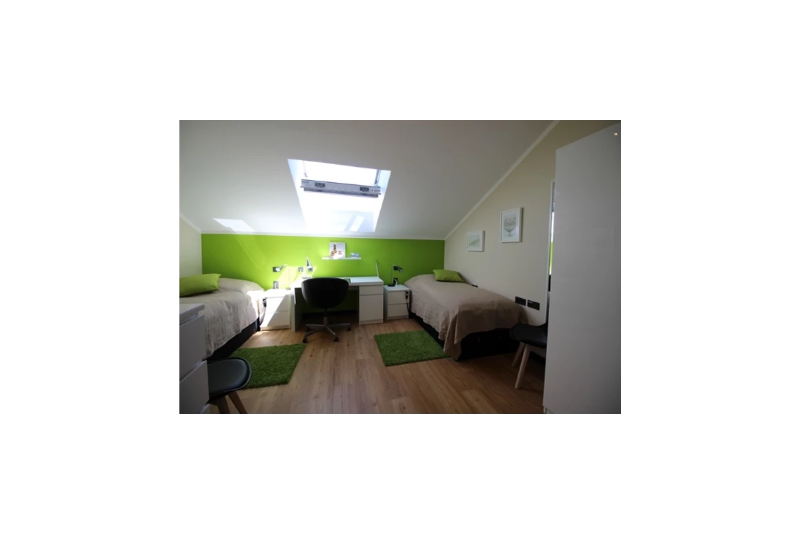 Rollstuhl-Urlaub: Schlafzimmer Obergeschoss: elektrisch verstellbare Boxspringbetten - DAS schwerstbehindertengerechte "Haus Felix" - 5-Sterne