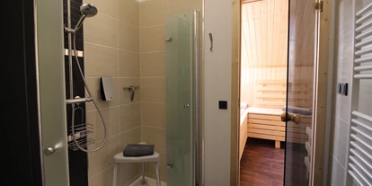 Rollstuhlgerechte Unterkunft - Unterkunftsart: Ferienhaus - Sauna und Duschbereich im Obergeschoss - DAS schwerstbehindertengerechte "Haus Felix" - 5-Sterne