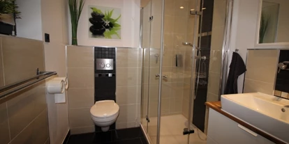 Rollstuhlgerechte Unterkunft - Unterkunftsart: Ferienhaus - Gäste WC mit Dusche im Erdgeschoss - DAS schwerstbehindertengerechte "Haus Felix" - 5-Sterne