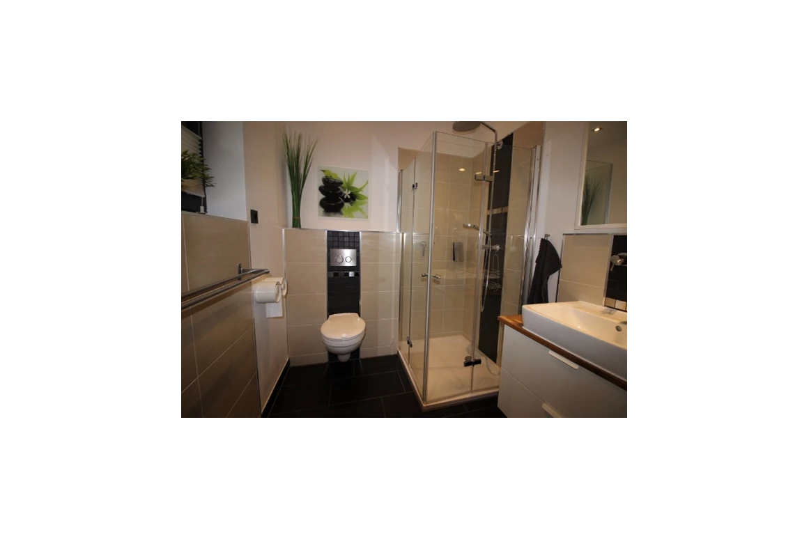 Rollstuhl-Urlaub: Gäste WC mit Dusche im Erdgeschoss - DAS schwerstbehindertengerechte "Haus Felix" - 5-Sterne