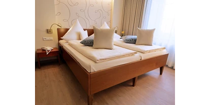 Rollstuhlgerechte Unterkunft - mit Hund - Seiffen/Erzgebirge - Schlafzimmer Appartement - rollstuhlgerecht - Hotel Martha Dresden