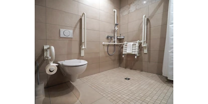 Rollstuhlgerechte Unterkunft - mit Hund - Seiffen/Erzgebirge - Badezimmer Appartement- rollstuhlgerecht - Hotel Martha Dresden