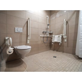 Rollstuhl-Urlaub: Badezimmer Appartement- rollstuhlgerecht - Hotel Martha Dresden