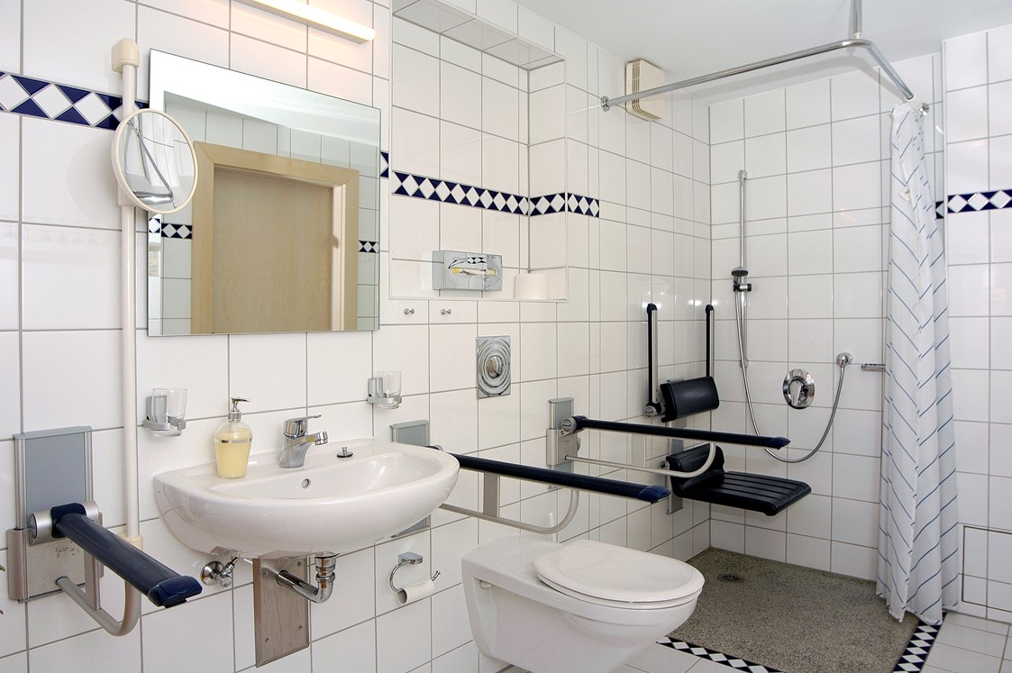 Rollstuhl-Urlaub: Badezimmer Doppelzimmer- rollstuhlfahrerfreundlich - Hotel Martha Dresden