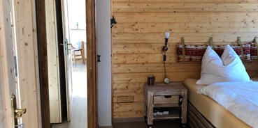 Rollstuhlgerechte Unterkunft - Kalkhorst - Schlafzimmer mit hohem Boxspringbett, Lattenrost elektrisch verstellbar. 
Smart TV - Country holiday 