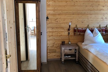 Rollstuhl-Urlaub: Schlafzimmer mit hohem Boxspringbett, Lattenrost elektrisch verstellbar. 
Smart TV - Country holiday 