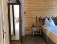 Rollstuhl-Urlaub: Schlafzimmer mit hohem Boxspringbett, Lattenrost elektrisch verstellbar. 
Smart TV - Country holiday 