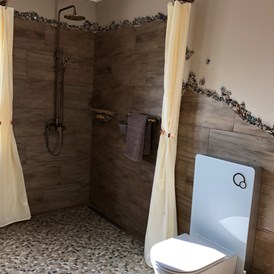 Rollstuhl-Urlaub: bodengleiche Dusche
WC (Haltebügel noch nicht abgebildet) - Country holiday 