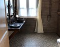 Rollstuhl-Urlaub: Badezimmer, barrierefreie Dusche, unterfahrbarer Waschtisch, einseitig Haltebügel WD (Klappbar) - Country holiday 