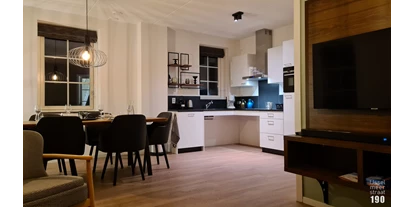 Rollstuhlgerechte Unterkunft - Unterkunftsart: Ferienhaus - Die offene Küche ist mit Geschirrspüler, Induktionskochfeld, Kombimikrowelle, Kühl-/Gefrierkombination (alle Siemens), Toaster, Wasserkocher, Kaffeemaschine und Nespresso-Maschine ausgestattet.
Die Küche ist an der Spüle und dem Induktionskochfeld für Rollstuhlfahrer geeignet.
Alle Küchenschubladen und Schränke verfügen über großzügige Griffe. - IJsselmeerstraat190