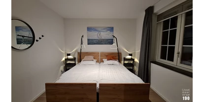 Rollstuhlgerechte Unterkunft - Unterkunftsart: Ferienhaus - Das Schlafzimmer im Erdgeschoss verfügt über 2 mobile und elektrisch verstellbare Betten (90x200cm) mit 2 Herausnehmbare Papageien,
2 Anti-Dekubitus-Matratzen (Kubivent Compact) und 2 Mobile Nachttische. 
Stellen Sie die Rückenlehne auf Ihre ideale Position ein und genießen Sie ein Buch, Frühstück oder den Fernseher an der Wand.
Verdunklungsvorhänge und ein Insektenschutzgitter sorgen für ungestörte Nächte. - IJsselmeerstraat190