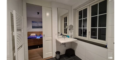 Rollstuhlgerechte Unterkunft - Unterkunftsart: Ferienhaus - Das Badezimmer grenzt direkt an das Schlafzimmer. Zwischen Schlafzimmer und Badezimmer befindet sich eine Schiebetür. Die Toilette ist ebenfalls vom Flur aus zugänglich.  - IJsselmeerstraat190