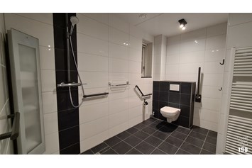 Rollstuhl-Urlaub: Das Badezimmer verfügt über ein Waschbecken, Toilette und ebenerdige Dusche mit Sonnendusche. - IJsselmeerstraat190