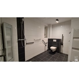 Rollstuhl-Urlaub: Das Badezimmer verfügt über ein Waschbecken, Toilette und ebenerdige Dusche mit Sonnendusche. - IJsselmeerstraat190
